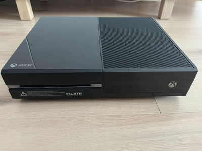 Xbox One + 7peliä + tarvikkeet