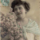 NAINEN / Romanttinen tyttö ja kukkaoksat. 1900-l. - pikkukuva 1
