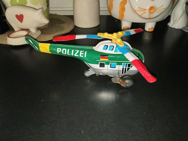 Vanha peltinen poliisi helikopteri