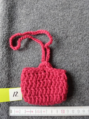 Alina´s Handmade virkattu avaimenperä airpodin suojakoteloon
