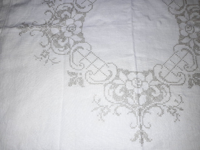 Pellavaliina kauniilla brodeerauksella 72x72 cm