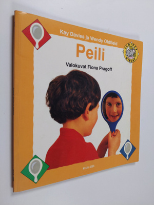 Kay Davies : Peili