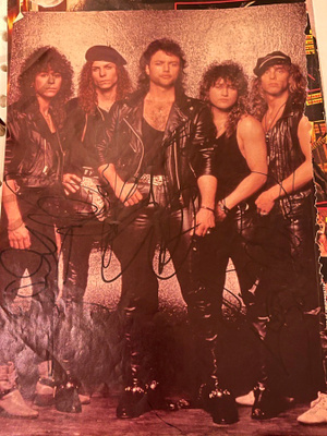 Queensryche -yhtyeen nimikirjoitukset lehtikuvassa
