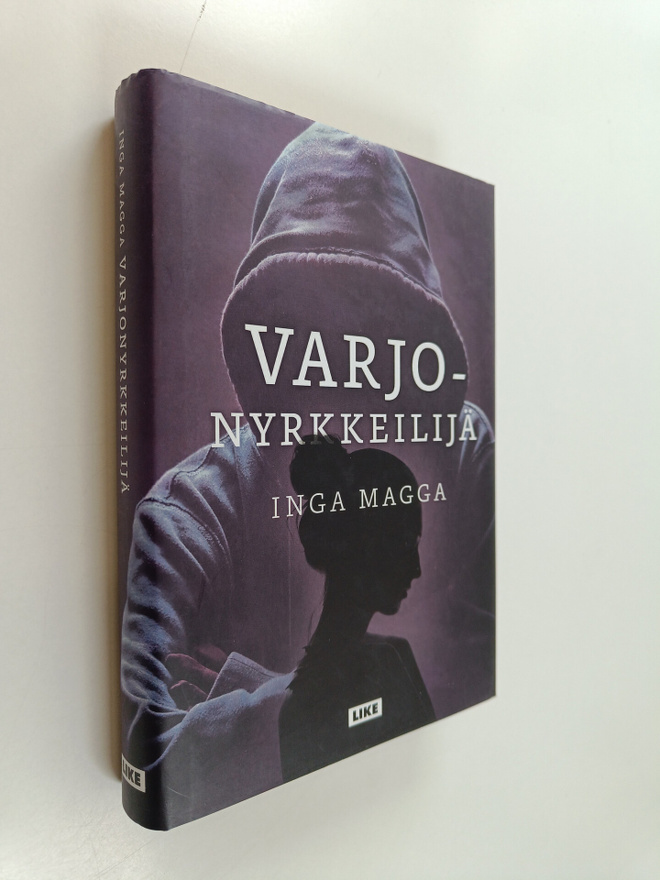Inga Magga : Varjonyrkkeilijä