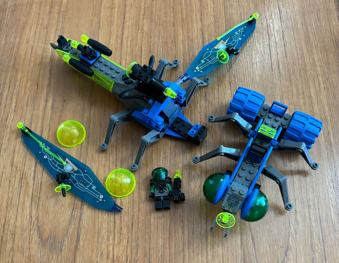Lego 6907 Sonic Stinger ja 6837 Cosmic Creeper