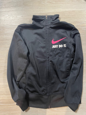 Nike musta veryttelytakki koossa 137-146cm
