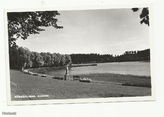 Hämeenlinna / Aulanko:Vanajaveden rannan käytävää patsaineen