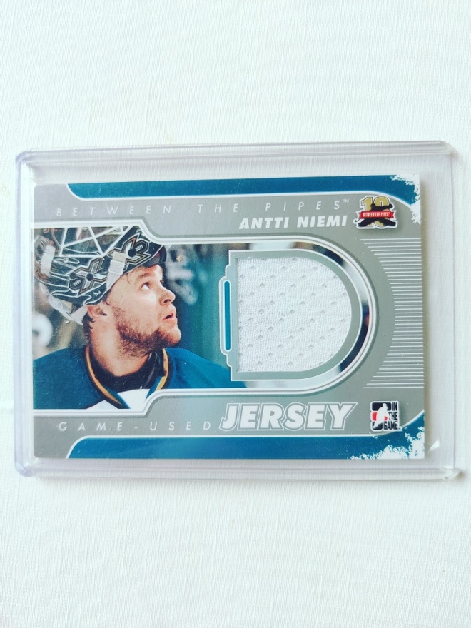 Antti Niemi - 11-12 BTP Game-Used Silver Jersey