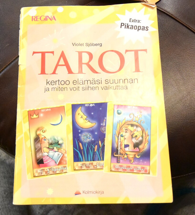 Regina Tarot korttipakka suomenkielisellä ohjekirjalla