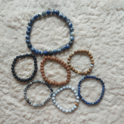 Aitoja kivirannekoruja ja Rudraksha-rannekoru (7 kpl setti)