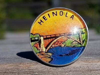 Heinola Matkailuruuvimerkki. Halkaisija - 18 mm. Hyväkuntoin
