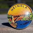 Heinola Matkailuruuvimerkki. Halkaisija - 18 mm. Hyväkuntoin - pikkukuva 1