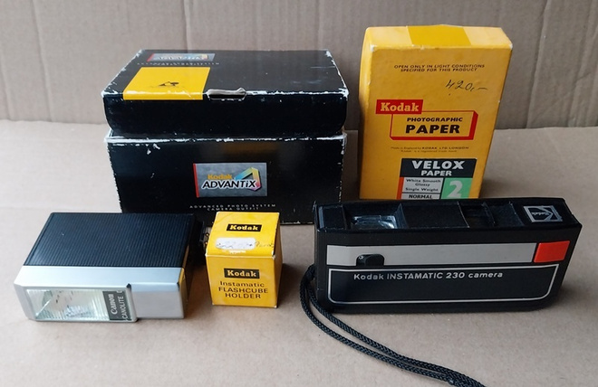 Kodak kamera ja Canon salamavalo yms.