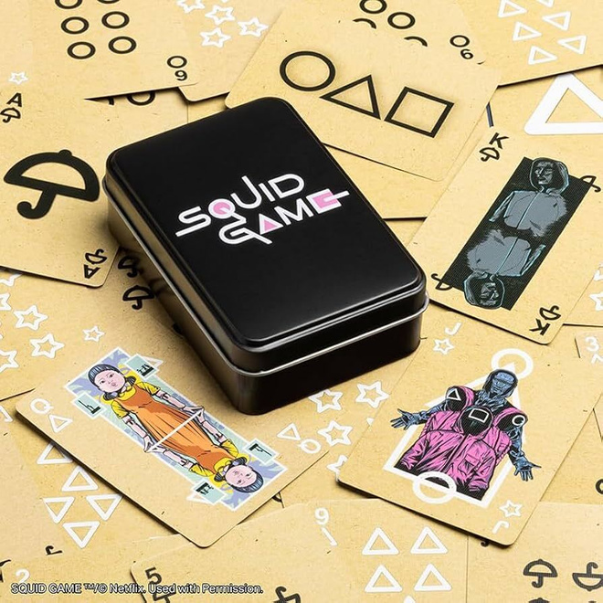 SQUID GAME PLAYING CARD TINBOX	(54 240)	pelikortit peltirasi