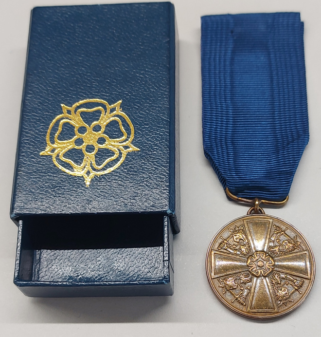 Suomen valkoisen ruusun 2. lk mitali, myöntökirja ja rasia