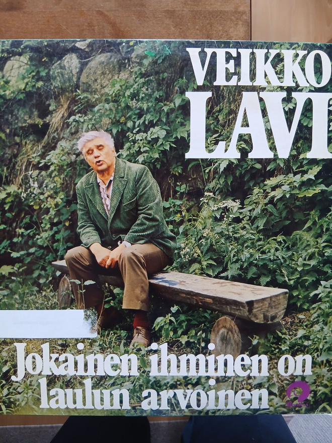 Veikko Lavi : Jokainen ihminen on laulun arvoinen.