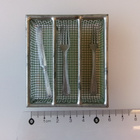 Miniatyyri vanhat ruokailuvälineet metallisessa korissa - pikkukuva 1