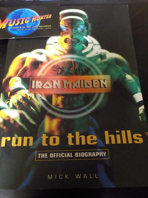 IRON MAIDEN RUN TO THE HILLS KIRJA KOKO BÄNDIN NIMMAREILLA