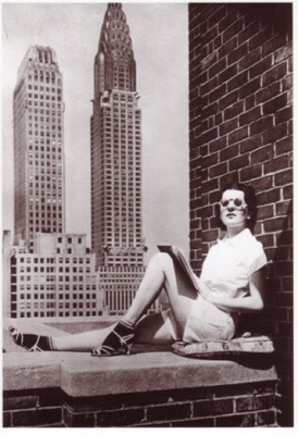 Nainen lukee New Yorkissa