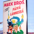 DVD : MARX BROTHERS -  PÄIVÄ LÄNNESSÄ ( SIS POSTIKULU) - pikkukuva 1