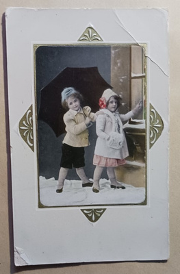 Lapset kolkuttamassa ikkunaan jouluna, p. 1912