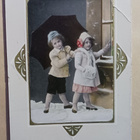 Lapset kolkuttamassa ikkunaan jouluna, p. 1912 - pikkukuva 1