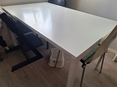 valkoinen IKEA-pöytä