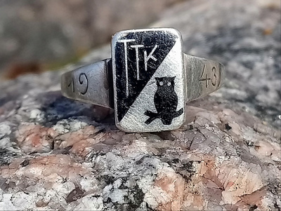 Sotaaikainen sormus Vuodelta 1943 Hopeinen.