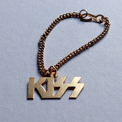 KISS : 70 -luvun purkka-automaatin logo -koru