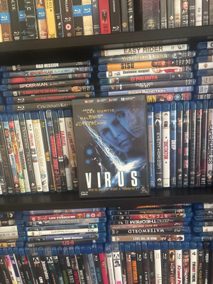 Virus (1998) Jamie Lee Curtis