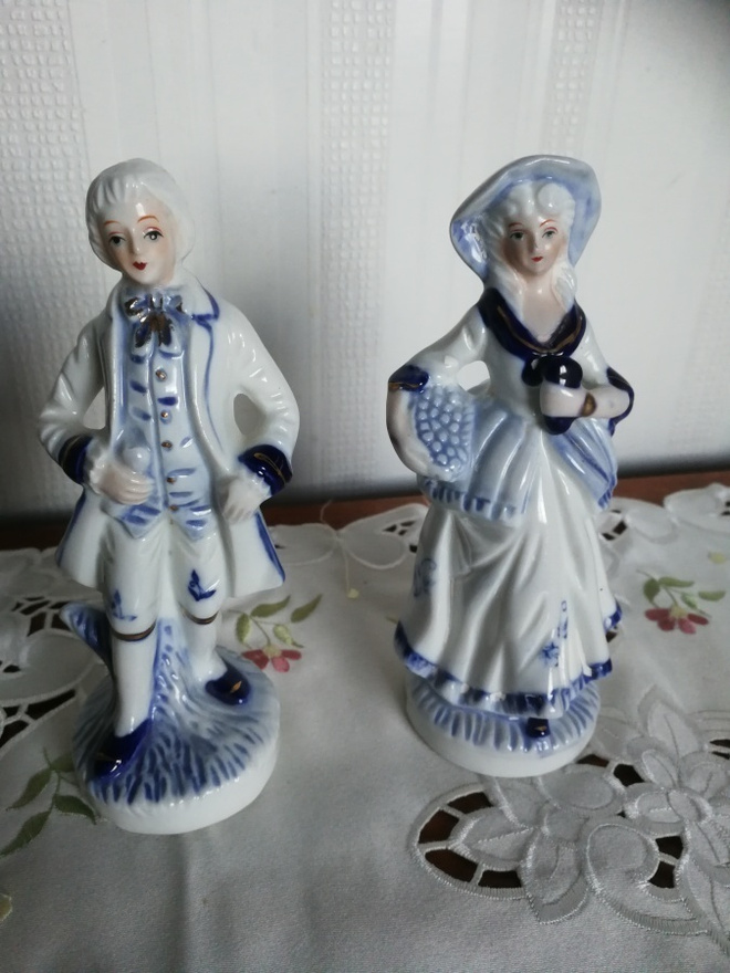 Posliiniset mies ja nainen figuurit