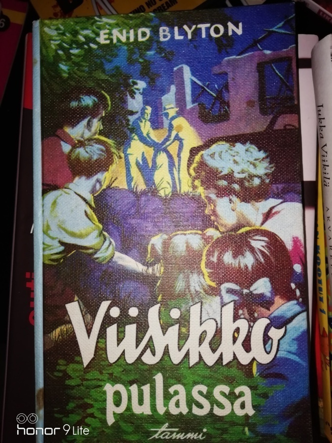 Enid Blyton Viisikko pulassa