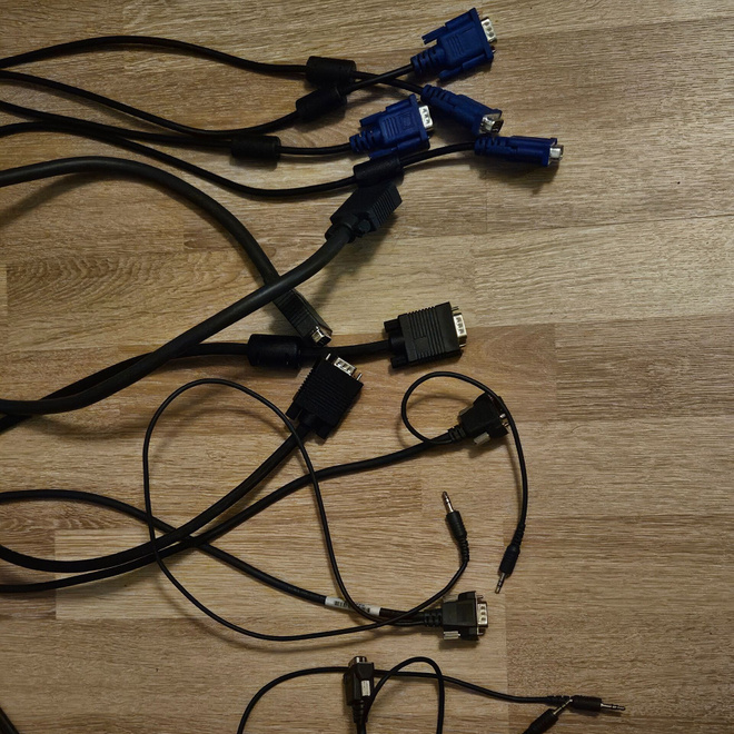 8kpl VGA-johtoja, eri mittaisia, 2 kpl VGA+audio 3.5mm