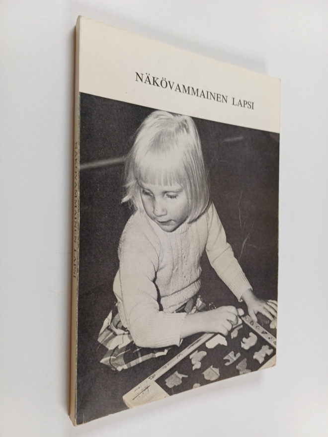 Eero (toim.) Vartio : Näkövammainen lapsi : Tietoa, kokem...