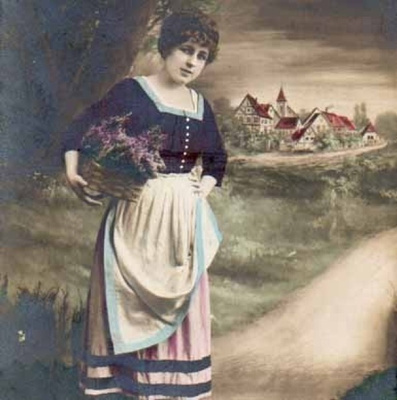 NAINEN / Kylätiellä seisova kaunis tyttö, kanervat. 1900-l.