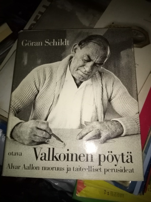 SCHILDT  :  VALKOINEN PÖYTÄ ( SIS POSTIKULU  )