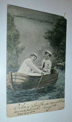 Ylioppilaspariskunta hellustelee soutuveneessä, p. 1903
