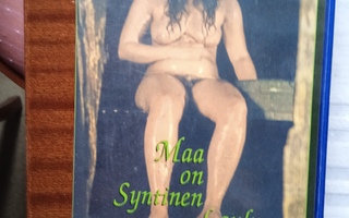 VHS FILMI: RAUNI MOLLBERGIN : MAA ON SYNTINEN LAULU