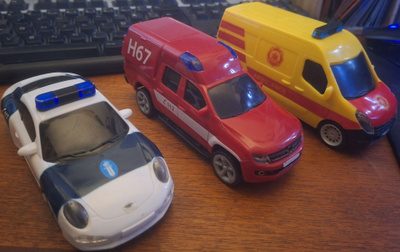 Hälytys Ajoneuvoja 3 kpl