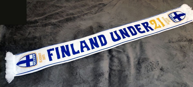 Pikkuhuuhkajat EM 2025 kaulaliina + Antti Niemi DVD-boksi