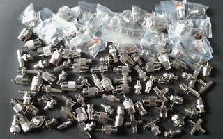 100 kpl RF liittimiä / adaptereita (BNC, UHF, N) UUSIA (D)