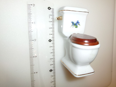 Nukkekoti wc-istuin posliinia