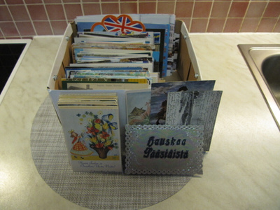 Postikortteja kenkälaatikollinen.