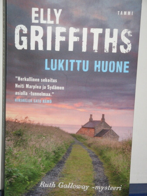 Elly Griffiths : LUKITTU HUONE