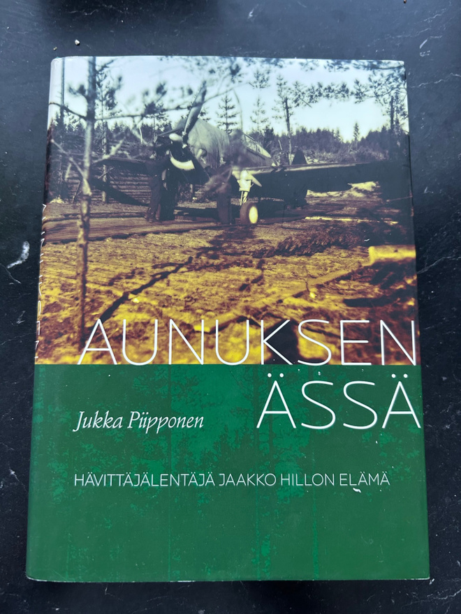 Aunuksen ässä Hävittäjälentäjä Jaakko Hillon elämä