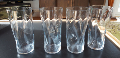 Design lasit 4 kpl, suunnittelija ? Taidelasi ?