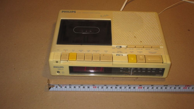 Vanha kelloradio(PHILIPS) varaosiksi.