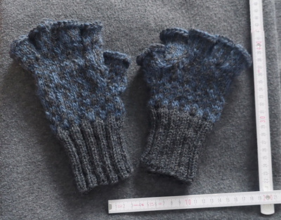 Alina´s Handmade neulesormikas SININEN-HARMAA