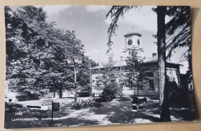 Lappeenranta, Raatihuone, puistoa, mies penkillä, ei p.