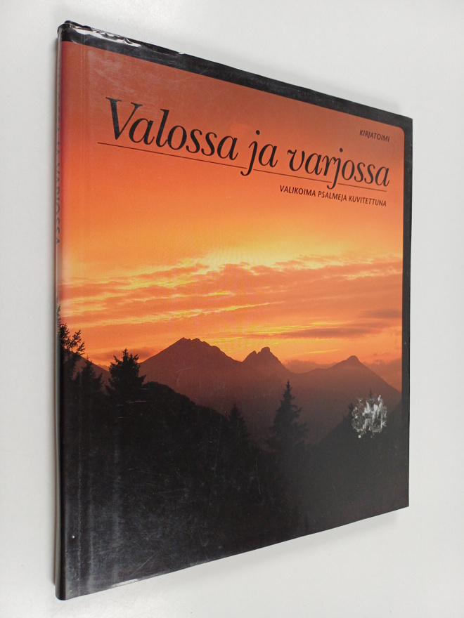 Valossa ja varjossa : valikoima psalmeja kuvitettuna